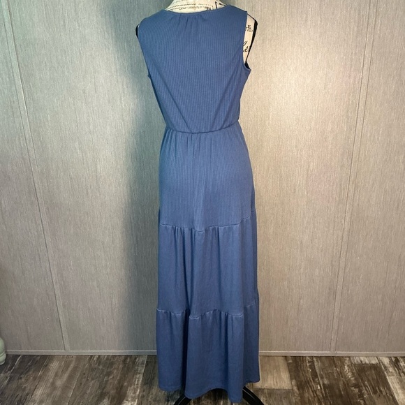 Gilli Sleeveless Blue Maxi Dress Size Medium - Picture 5 of 12